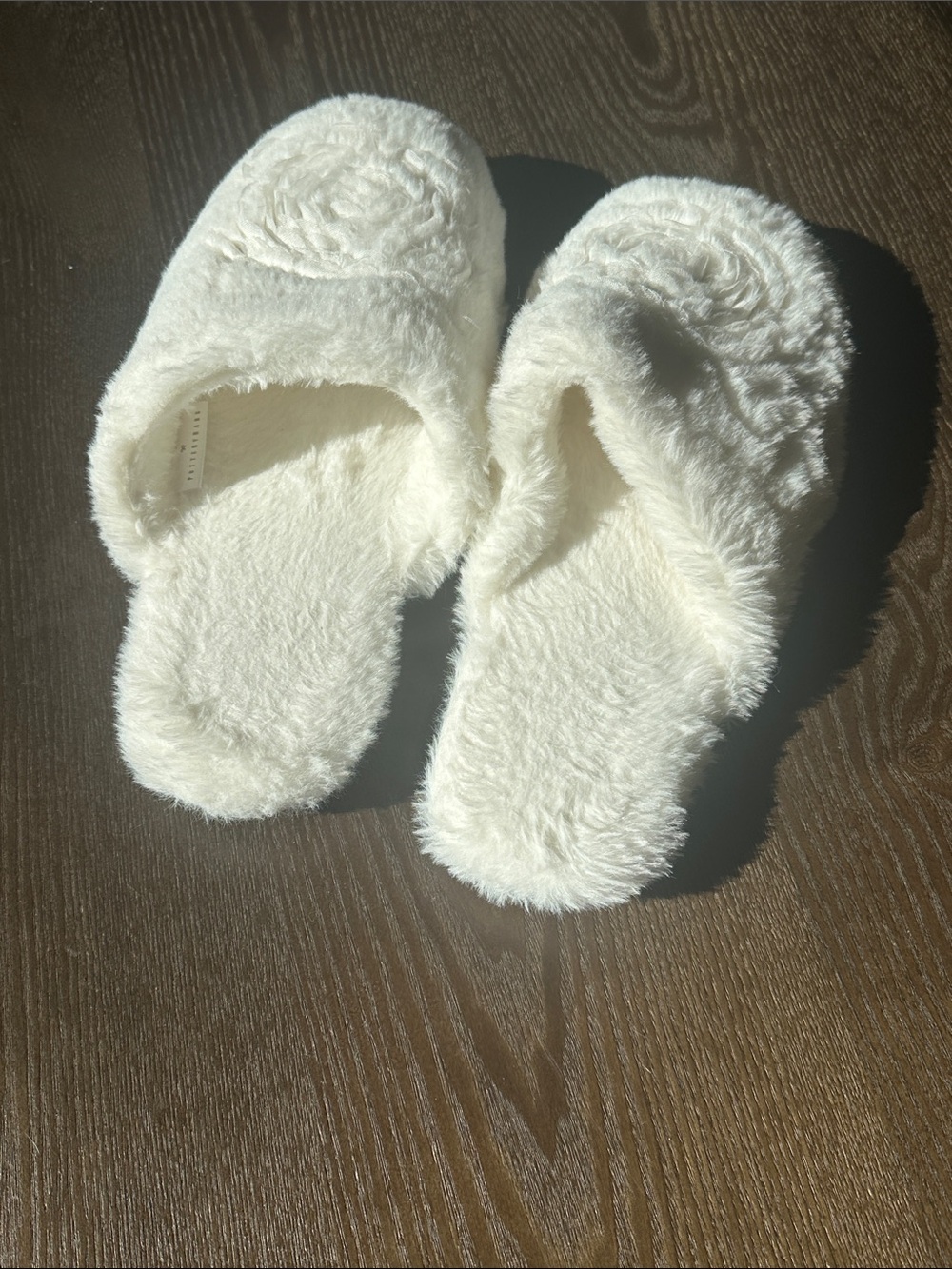 Pottery barn rosette Slippers New - Picture 2 of 5